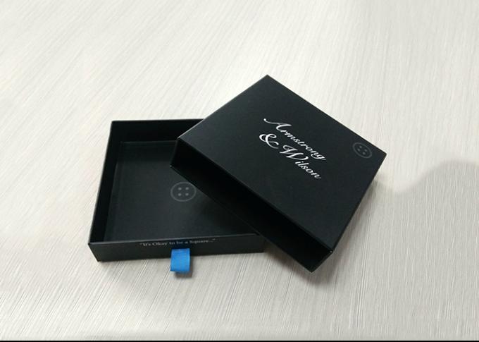 Лента вытягивая квадратный сформированный ящик черноты подарочной коробки бумаги картона