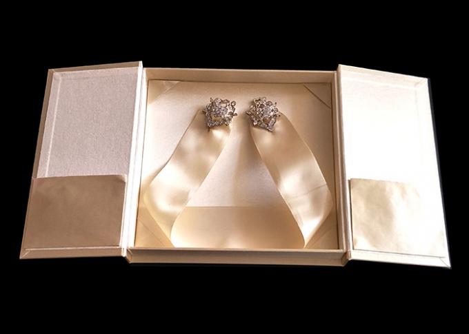 Коробка книги упаковки подарка золотой свадьбы форменная с ОДМ ленты экологическим