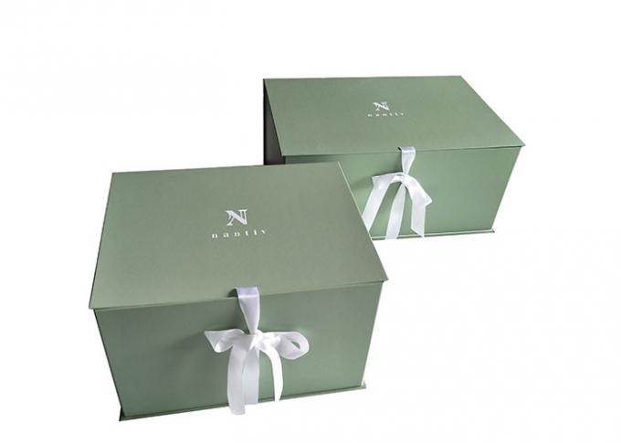 Салатовая складная бумажная подарочная коробка Стакабле для упаковывая настоящих моментов одежд