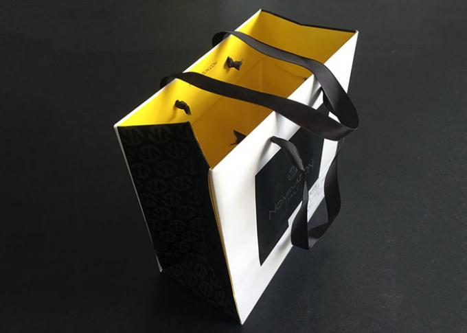 Бумажные мешки ручки ленты напечатанные подарком носят белый желтый цвет внутренности черноты жиронепроницаемый