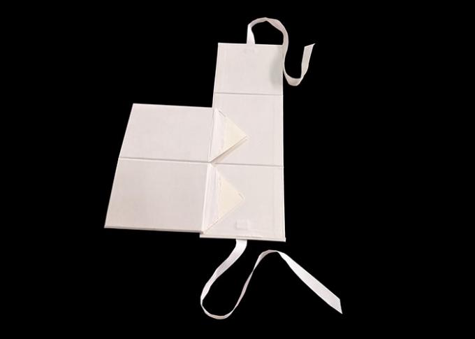 Коробки белого квадрата коробки плоские складывая с лентой раскрывают/закрытие