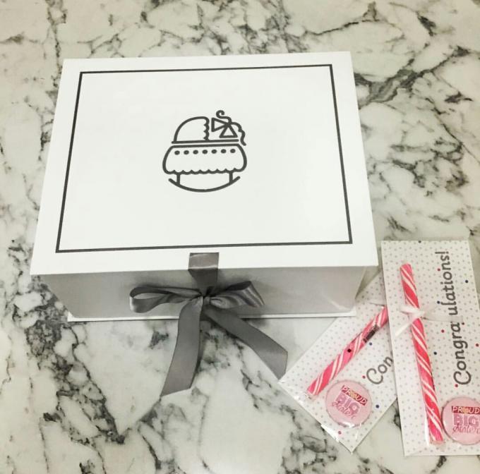 Штейновой напечатанный белизной подарок младенца подарочной коробки логотипа твердый бумажный упаковывая с закрытием ленты