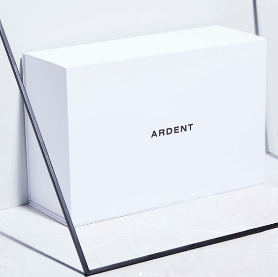 Роскошная белая текстурированная крышка и черная кромка низкопробных коробок напечатанная для упаковки ботинок