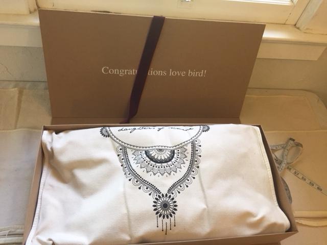 Упаковка платья свадьбы логотипа подарочных коробок ремесла напечатанная бумагой складывая изготовленная на заказ
