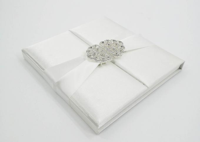 Элегантное белое Силк приглашение свадьбы подарочной коробки настоящего момента картона с смычком/пряжкой