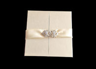 Коробка книги упаковки подарка золотой свадьбы форменная с ОДМ ленты экологическим поставщик