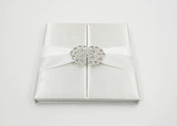 Элегантное белое Силк приглашение свадьбы подарочной коробки настоящего момента картона с смычком/пряжкой поставщик
