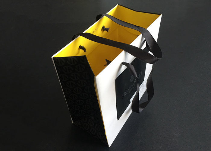 Бумажные мешки ручки ленты напечатанные подарком носят белый желтый цвет внутренности черноты жиронепроницаемый поставщик