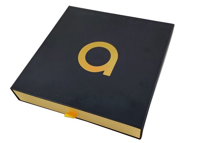 Черный бумажный сползая логотип фольги подарочных коробок ящика выбитый золотом для одежды