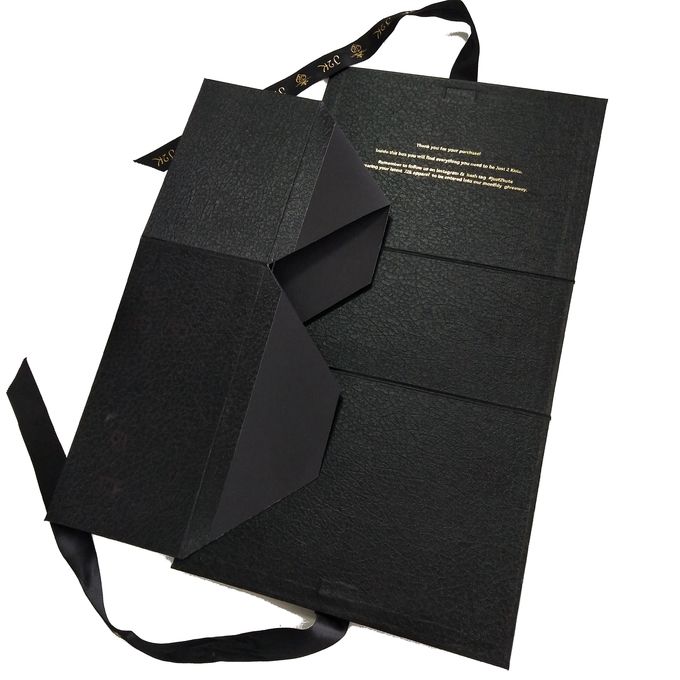 Форма черной книги подарочных коробок декоративного дизайна складывая с красивой лентой